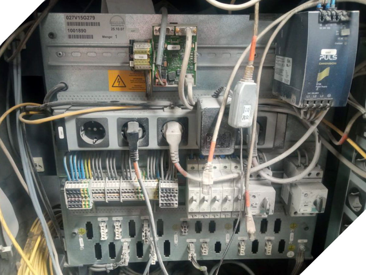 Burnt electronic board after liquid leaked inside due to poor cleaning of the printing machine with dry ice