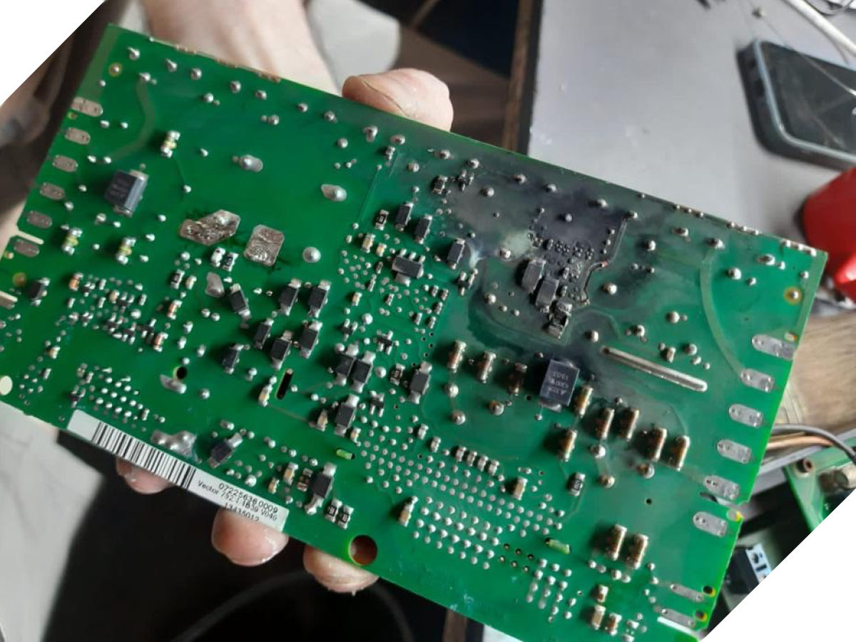 Burnt electronic board after liquid leaked inside due to poor cleaning of the printing machine with dry ice