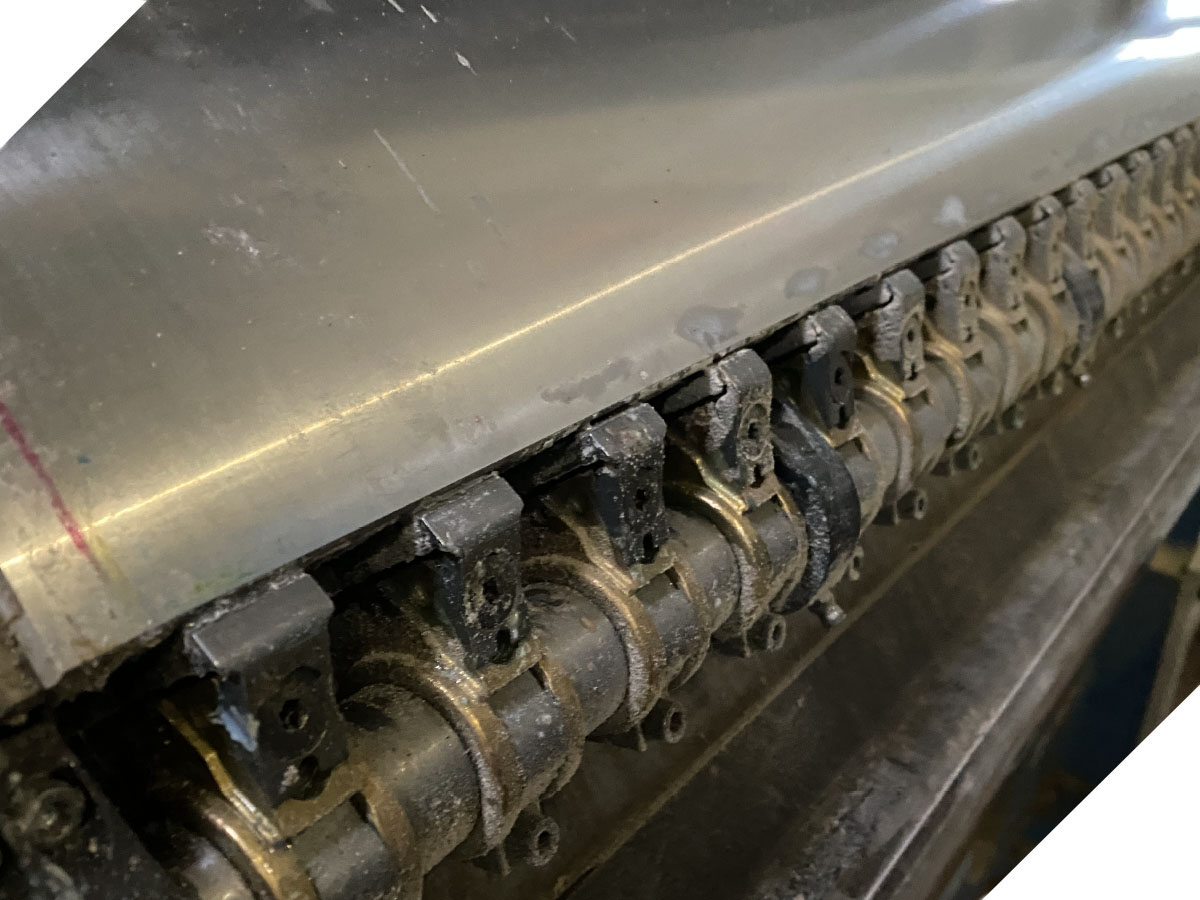 Poorly repaired surface defects on the printing cylinder after a gripper accident