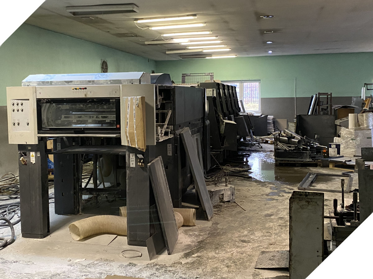 Some technicians are accustomed to dismantling sheetfed offset equipment in such conditions.