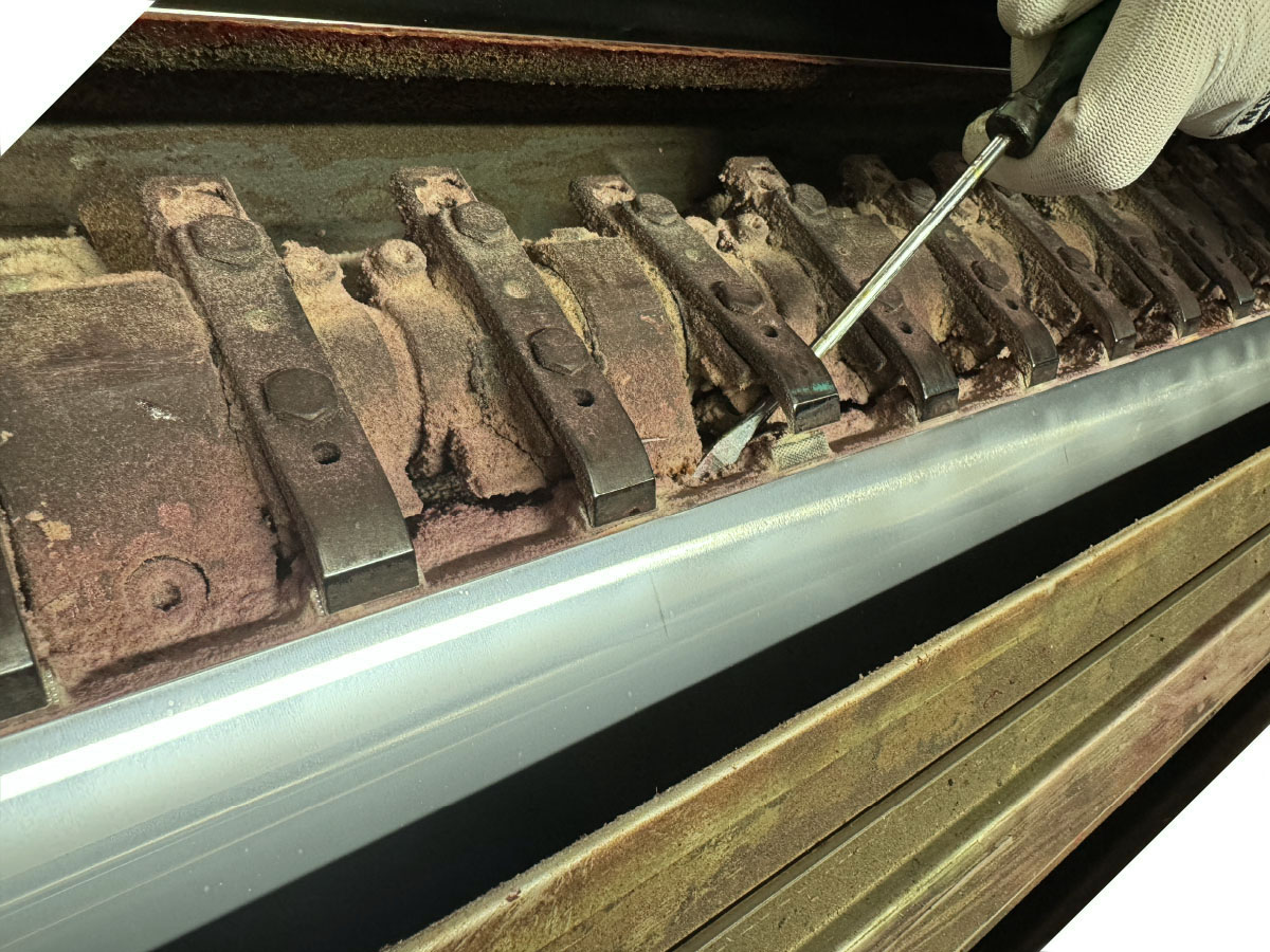 Checking the Heidelberg CD102 grippers for proper operation to verify the condition of the pads