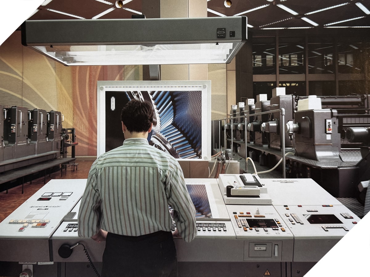 Man at remote console Heidelberg CPC 1-03